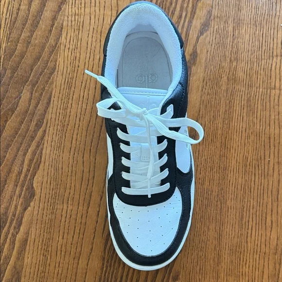 ALO Yoga Black and White Sneakers- Great condition - Picture 8 of 14